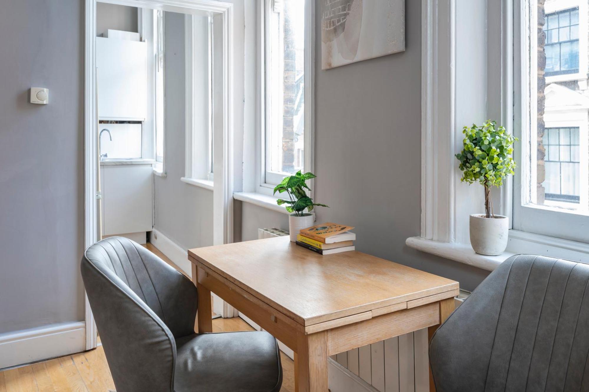 Sunny Corner In Center Of Apartament *